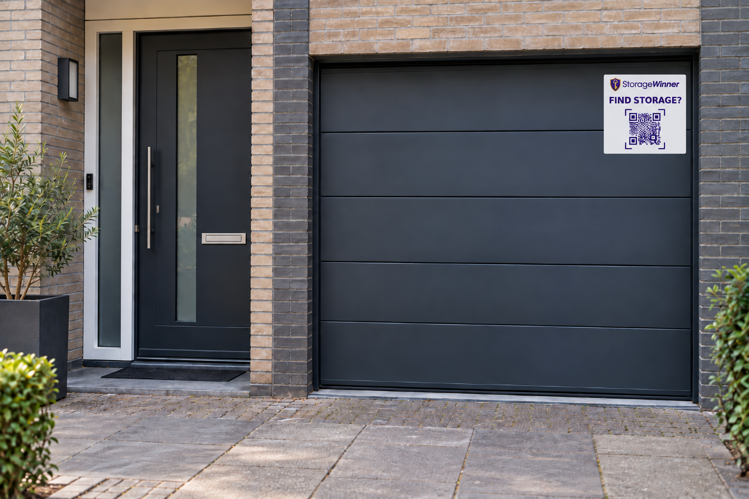 Voorbeeld: een StorageWinner QR-sticker op een garagedeur.